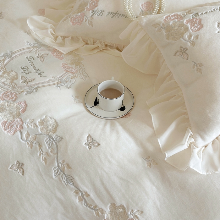 91家纺网 家纺一手货源 找家纺 MIU缪家居 2023新款亲肤舒适高克重加厚牛奶绒四件套-浪漫主义 白