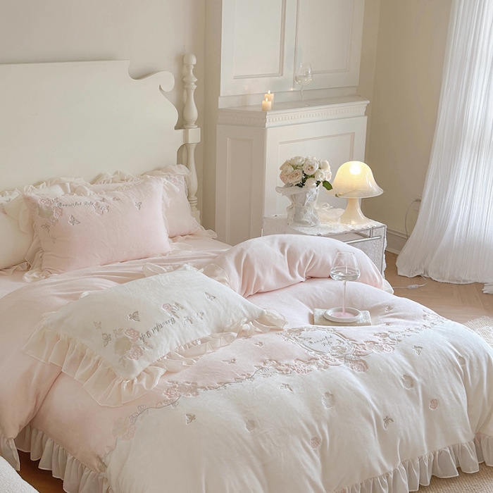 91家纺网 家纺一手货源 找家纺 MIU缪家居 2023新款亲肤舒适高克重加厚牛奶绒四件套-浪漫主义 粉