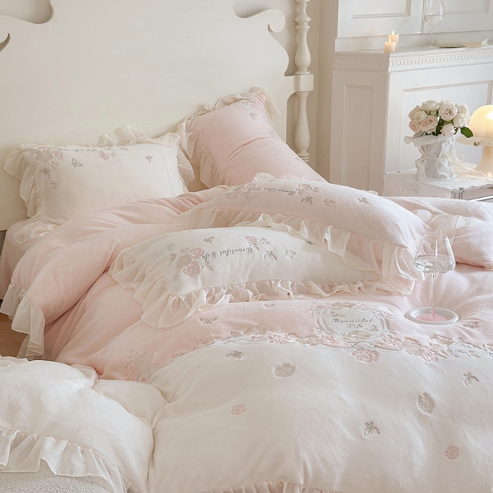 91家纺网 家纺一手货源 找家纺 MIU缪家居 2023新款亲肤舒适高克重加厚牛奶绒四件套-浪漫主义 粉
