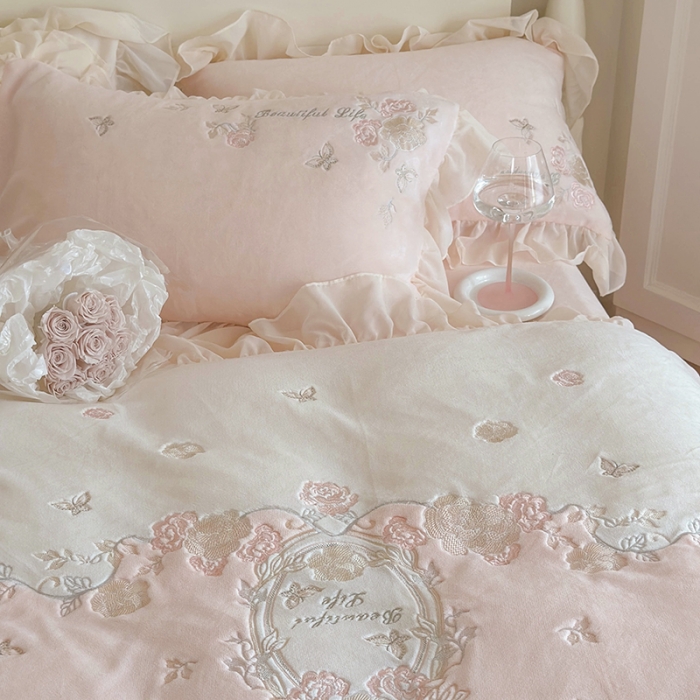 91家纺网 家纺一手货源 找家纺 MIU缪家居 2023新款亲肤舒适高克重加厚牛奶绒四件套-浪漫主义 粉