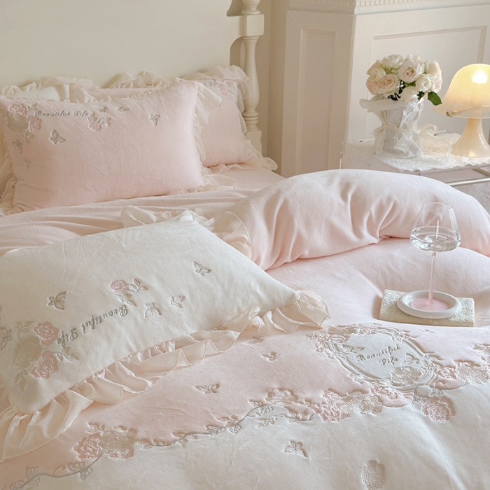 91家纺网 家纺一手货源 找家纺 MIU缪家居 2023新款亲肤舒适高克重加厚牛奶绒四件套-浪漫主义 粉