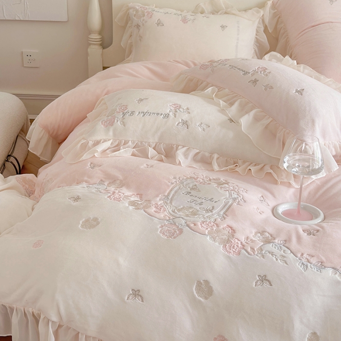 91家纺网 家纺一手货源 找家纺 MIU缪家居 2023新款亲肤舒适高克重加厚牛奶绒四件套-浪漫主义 粉