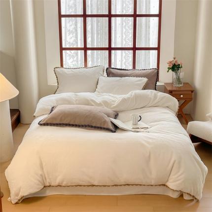 91家纺网 家纺一手货源 找家纺 名品优仓 2023新款兔绒边带球球款纯色系列四件套-兔绒球球 兔绒球球-幻晨白