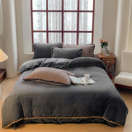 91家纺网 家纺一手货源 找家纺 名品优仓 2023新款兔绒边带球球款纯色系列四件套-兔绒球球 兔绒球球-卡洛蓝灰