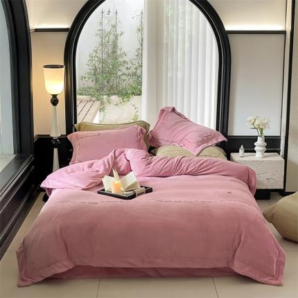 91家纺网 家纺一手货源 找家纺 名品优仓 2023新款牛奶绒绣花款四件套-邂逅 邂逅-浅樱粉