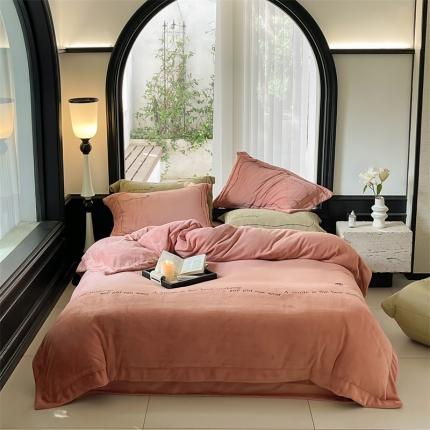 91家纺网 家纺一手货源 找家纺 名品优仓 2023新款牛奶绒绣花款四件套-邂逅 邂逅-橡皮红