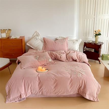 91家纺网 家纺一手货源 找家纺 名品优仓 2023新款高克重230克牛奶绒绣花款四件套-伊莲娜 伊莲娜-星柚粉