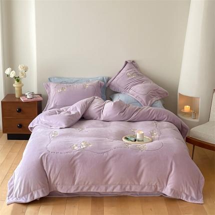 91家纺网 家纺一手货源 找家纺 名品优仓 2023新款高克重230克牛奶绒绣花款四件套-小时光 小时光-丁香紫