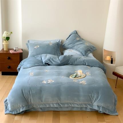 91家纺网 家纺一手货源 找家纺 名品优仓 2023新款高克重230克牛奶绒绣花款四件套-小时光 小时光-湖蓝