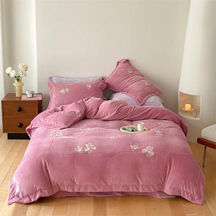 91家纺网 家纺一手货源 找家纺 名品优仓 2023新款高克重230克牛奶绒绣花款四件套-小时光 小时光-浅豆沙