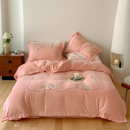 91家纺网 家纺一手货源 找家纺 名品优仓 2023新款高克重230克牛奶绒绣花款四件套-小时光 小时光-樱花粉