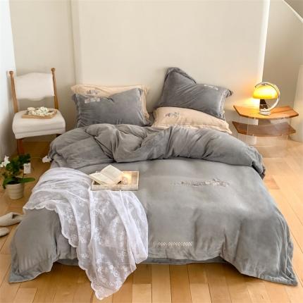 91家纺网 家纺一手货源 找家纺 名品优仓 2023新款高克重230克牛奶绒绣花款四件套-极简 极简-经典灰