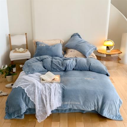 91家纺网 家纺一手货源 找家纺 名品优仓 2023新款高克重230克牛奶绒绣花款四件套-极简 极简-水波蓝