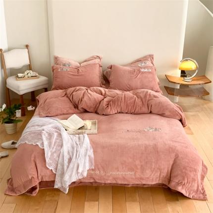91家纺网 家纺一手货源 找家纺 名品优仓 2023新款高克重230克牛奶绒绣花款四件套-极简 极简-仲夏粉