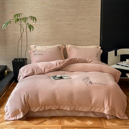 91家纺网 家纺一手货源 找家纺 名品优仓 2023新款高克重230克牛奶绒绣花款四件套-保加利亚 保加利亚- 豆沙粉