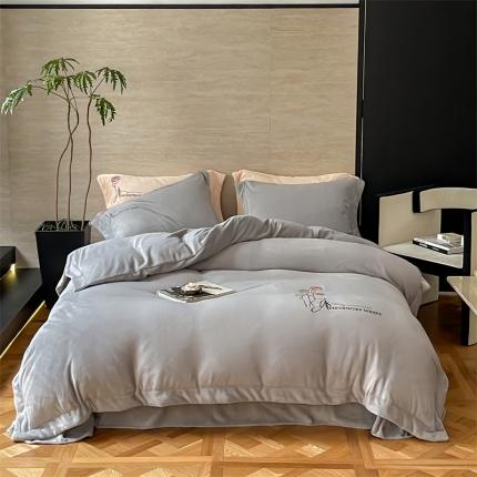 91家纺网 家纺一手货源 找家纺 名品优仓 2023新款高克重230克牛奶绒绣花款四件套-保加利亚 保加利亚-浅灰