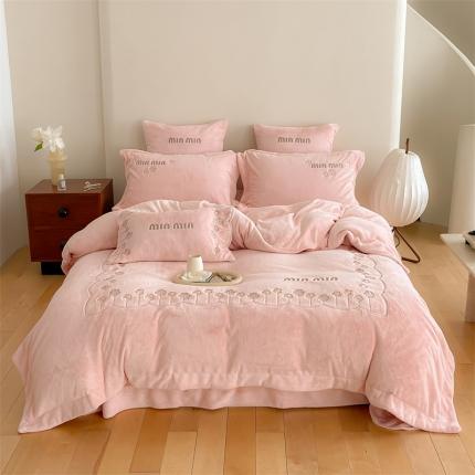 91家纺网 家纺一手货源 找家纺 名品优仓 高克重230克牛奶绒绣花款四件套系列-林娜伊尔 林娜伊尔豆蔻粉