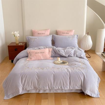 91家纺网 家纺一手货源 找家纺 名品优仓 高克重230克牛奶绒绣花款四件套系列-林娜伊尔 林娜伊尔风铃紫