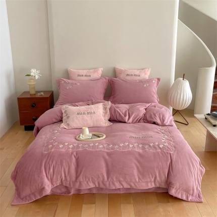 91家纺网 家纺一手货源 找家纺 （总）名品优仓 高克重230克牛奶绒绣花款四件套系列-林娜伊尔