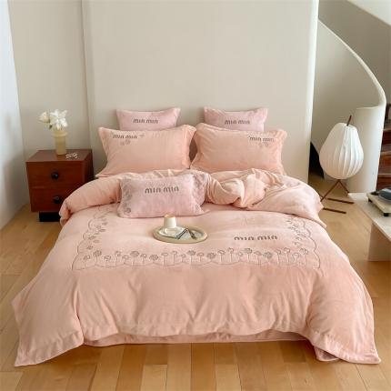 91家纺网 家纺一手货源 找家纺 名品优仓 高克重230克牛奶绒绣花款四件套系列-林娜伊尔 林娜伊尔肉粉