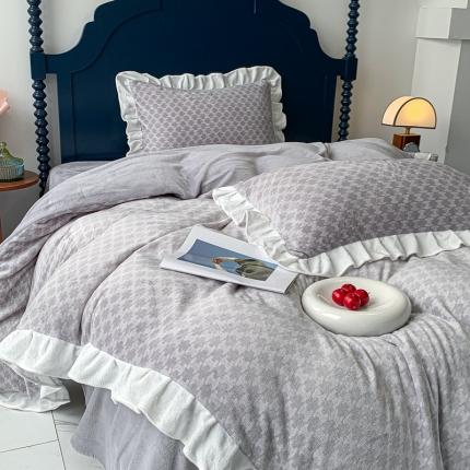 91家纺网 家纺一手货源 找家纺 春光里-2023新款高克重花边款直播热卖牛奶绒四件套