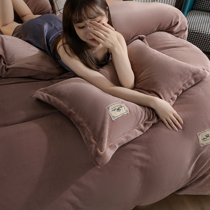 91家纺网 家纺一手货源 找家纺 畅畅 2023新款加厚260克全消光牛奶棉印花臻棉绒四件套 豆沙坨