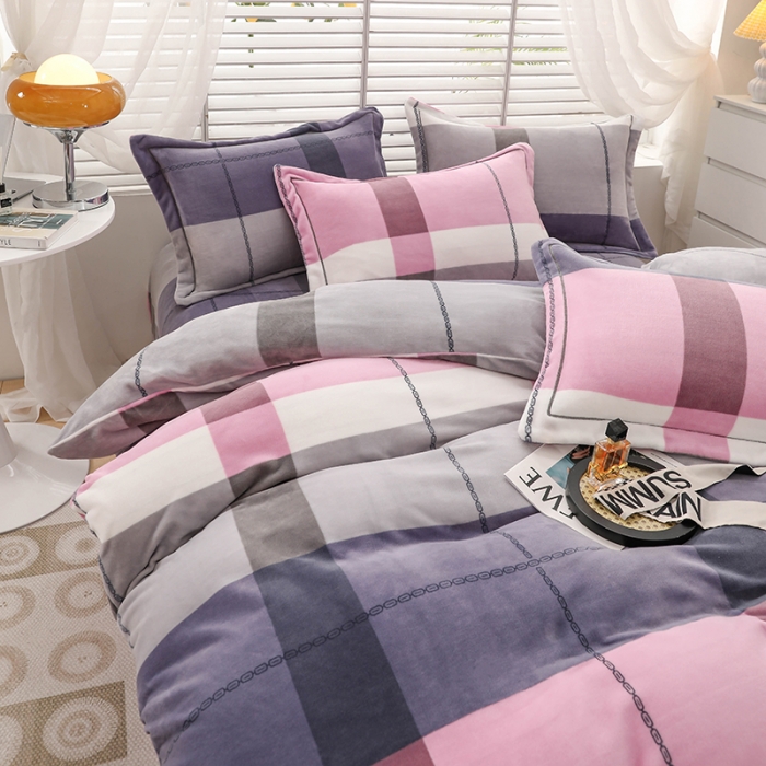 91家纺网 家纺一手货源 找家纺 畅畅 2023新款加厚260克全消光牛奶棉印花臻棉绒四件套 小时光-粉