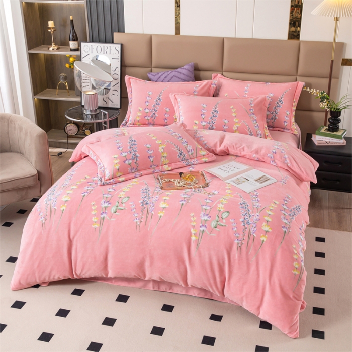 91家纺网 家纺一手货源 找家纺 畅畅 2023新款加厚260克全消光牛奶棉印花臻棉绒四件套 薰衣草粉