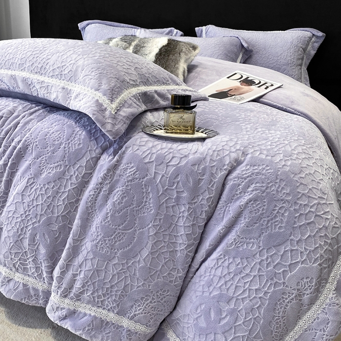 91家纺网 家纺一手货源 找家纺 优悦 2025新款高克重雕花牛奶绒四件套-西西里 西西里-丁香紫