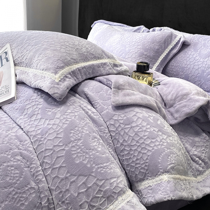 91家纺网 家纺一手货源 找家纺 优悦 2025新款高克重雕花牛奶绒四件套-西西里 西西里-丁香紫