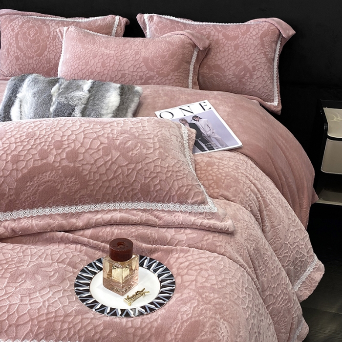 91家纺网 家纺一手货源 找家纺 优悦 2025新款高克重雕花牛奶绒四件套-西西里 西西里-珊瑚粉