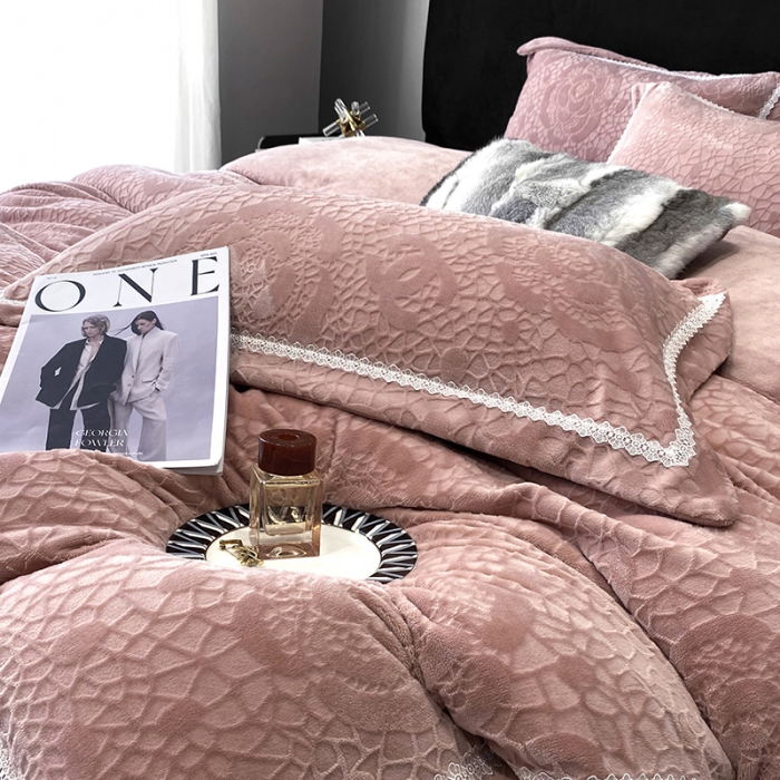 91家纺网 家纺一手货源 找家纺 优悦 2025新款高克重雕花牛奶绒四件套-西西里 西西里-珊瑚粉