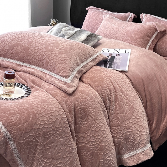 91家纺网 家纺一手货源 找家纺 优悦 2025新款高克重雕花牛奶绒四件套-西西里 西西里-珊瑚粉