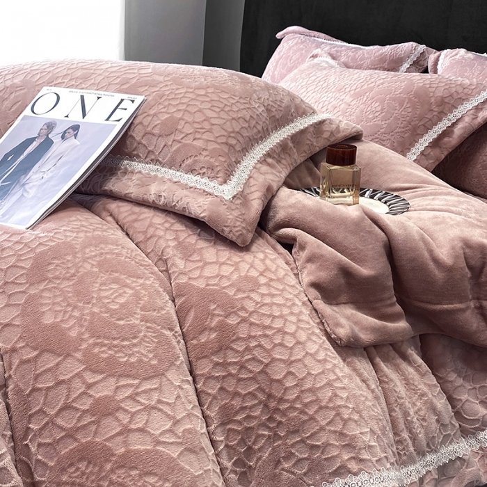 91家纺网 家纺一手货源 找家纺 优悦 2025新款高克重雕花牛奶绒四件套-西西里 西西里-珊瑚粉