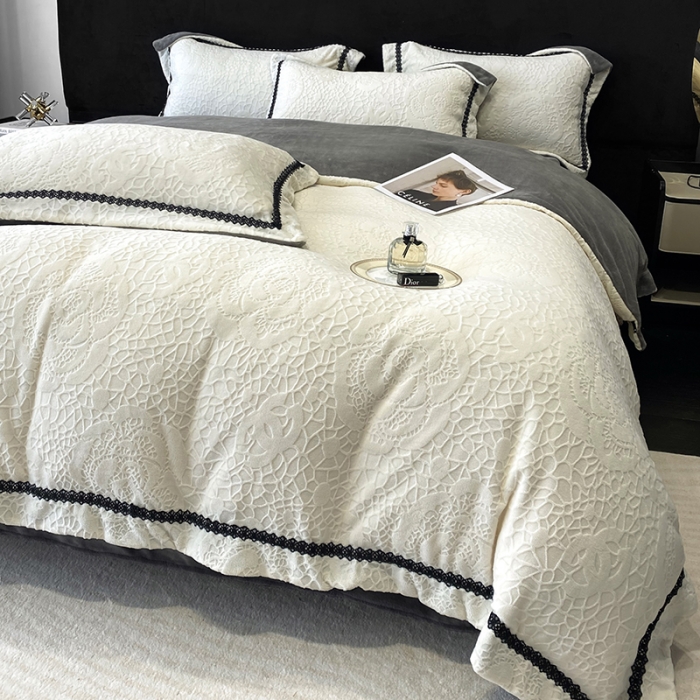 91家纺网 家纺一手货源 找家纺 优悦 2025新款高克重雕花牛奶绒四件套-西西里 西西里-月影白