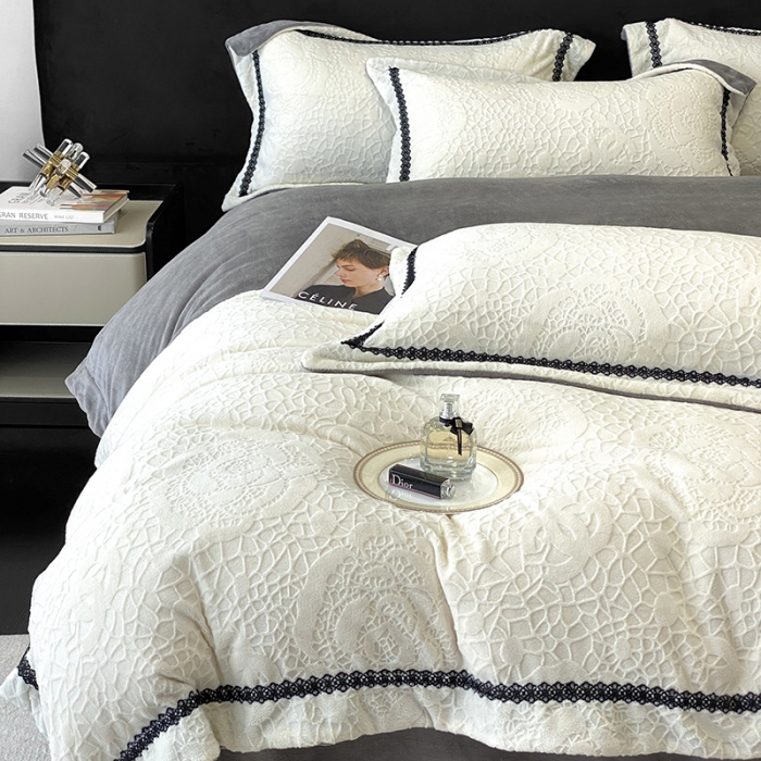 91家纺网 家纺一手货源 找家纺 优悦 2025新款高克重雕花牛奶绒四件套-西西里 西西里-月影白