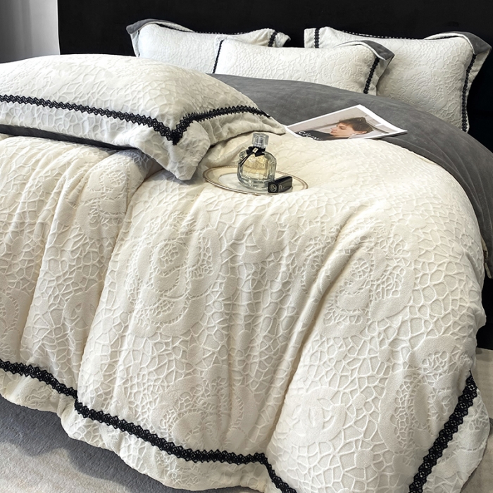 91家纺网 家纺一手货源 找家纺 优悦 2025新款高克重雕花牛奶绒四件套-西西里 西西里-月影白