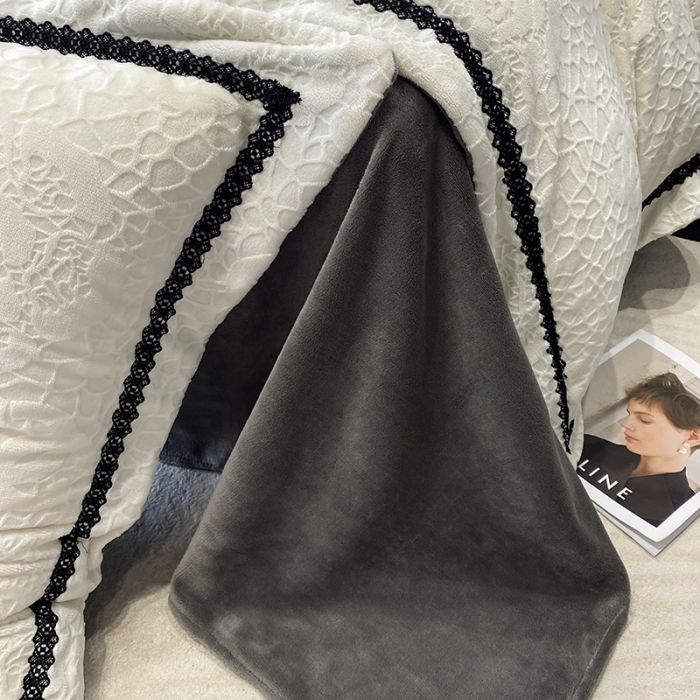 91家纺网 家纺一手货源 找家纺 优悦 2025新款高克重雕花牛奶绒四件套-西西里 西西里-月影白