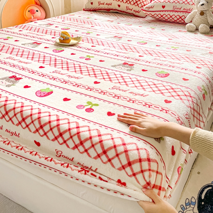 91家纺网 家纺一手货源 找家纺 安哆啦家纺 2024新款高克重牛奶绒印花单床笠 草莓女孩