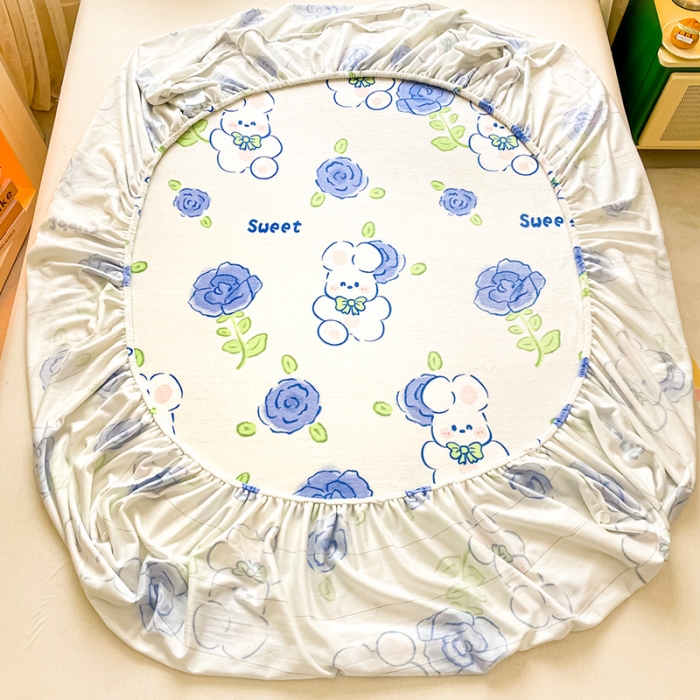 91家纺网 家纺一手货源 找家纺 安哆啦家纺 2024新款高克重牛奶绒印花单床笠 蓝色小兔