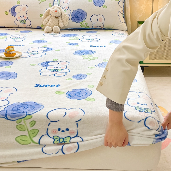 91家纺网 家纺一手货源 找家纺 安哆啦家纺 2024新款高克重牛奶绒印花单床笠 蓝色小兔