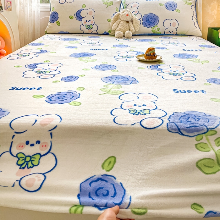 91家纺网 家纺一手货源 找家纺 安哆啦家纺 2024新款高克重牛奶绒印花单床笠 蓝色小兔