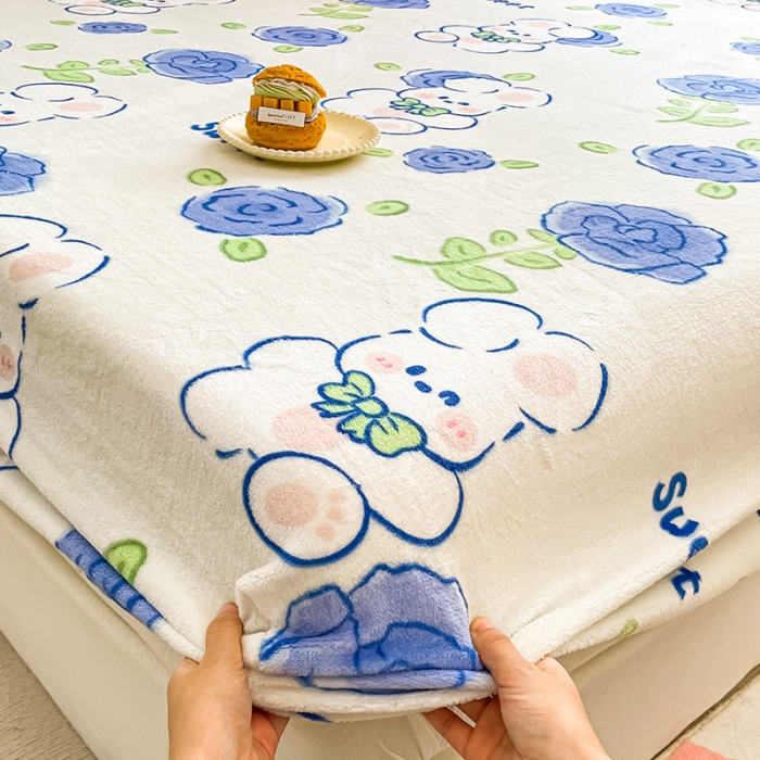 91家纺网 家纺一手货源 找家纺 安哆啦家纺 2024新款高克重牛奶绒印花单床笠 蓝色小兔