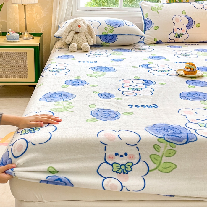 91家纺网 家纺一手货源 找家纺 安哆啦家纺 2024新款高克重牛奶绒印花单床笠 蓝色小兔