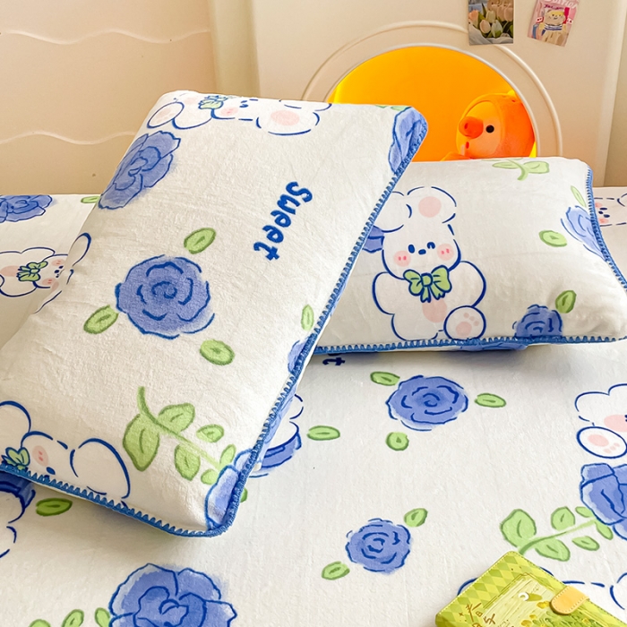 91家纺网 家纺一手货源 找家纺 安哆啦家纺 2024新款高克重牛奶绒印花单床笠 蓝色小兔