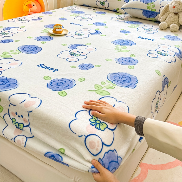 91家纺网 家纺一手货源 找家纺 安哆啦家纺 2024新款高克重牛奶绒印花单床笠 蓝色小兔