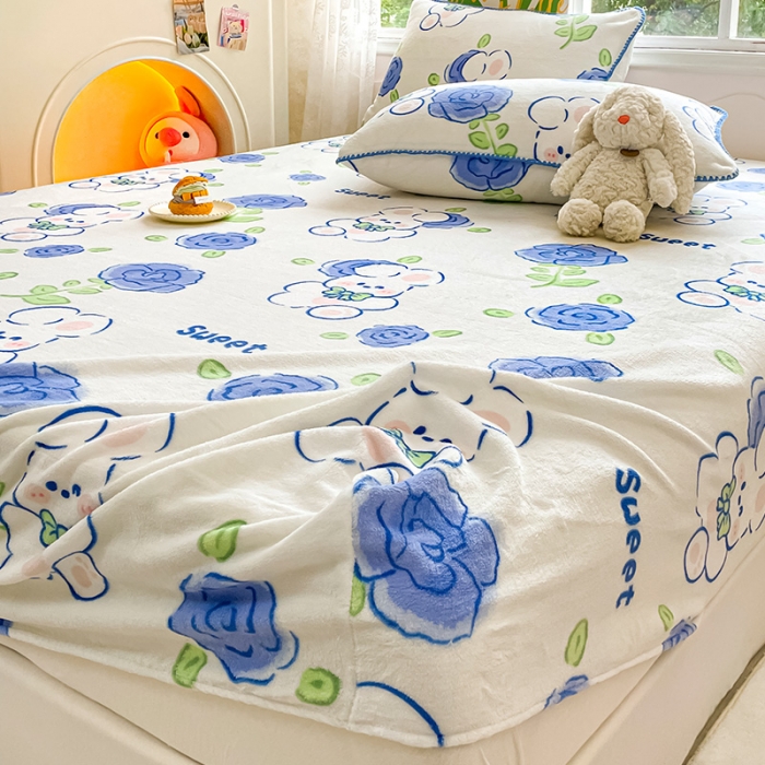 91家纺网 家纺一手货源 找家纺 安哆啦家纺 2024新款高克重牛奶绒印花单床笠 蓝色小兔