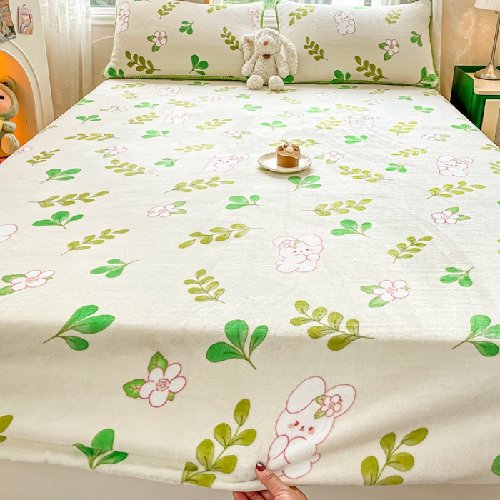 91家纺网 家纺一手货源 找家纺 安哆啦家纺 2024新款高克重牛奶绒印花单床笠 绿叶兔兔