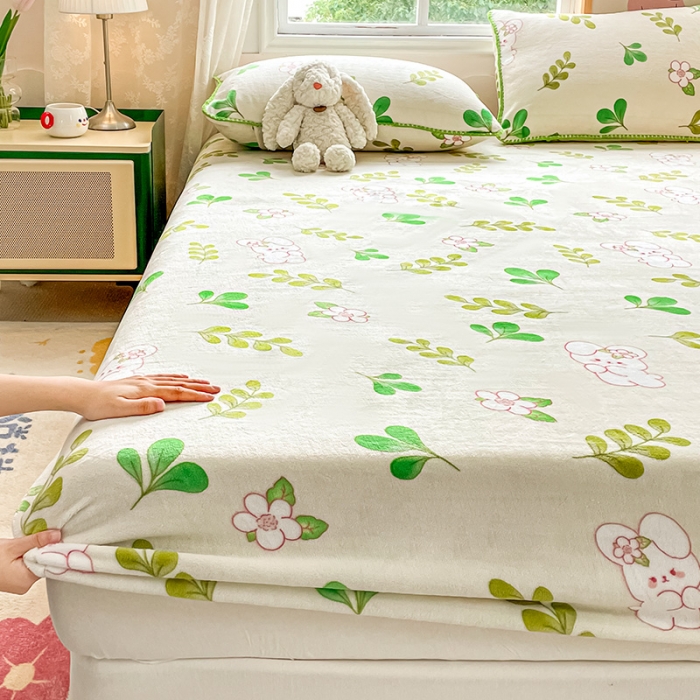 91家纺网 家纺一手货源 找家纺 安哆啦家纺 2024新款高克重牛奶绒印花单床笠 绿叶兔兔