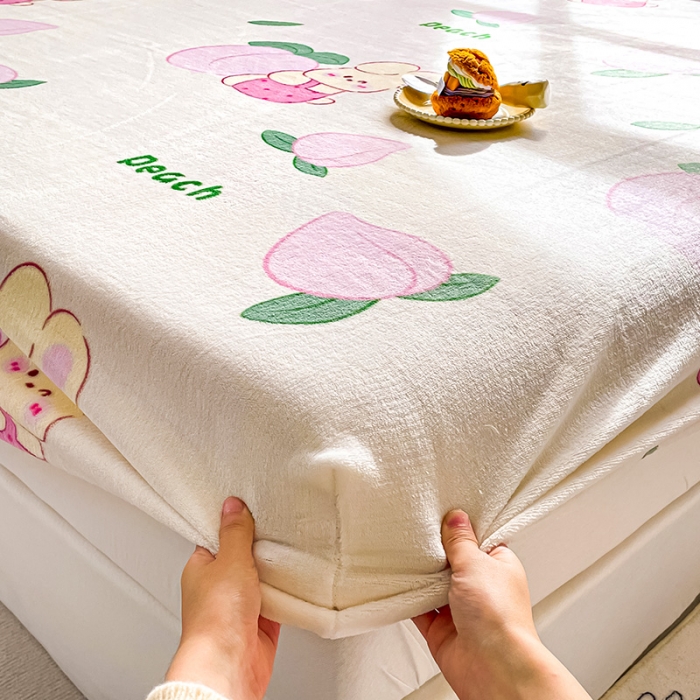 91家纺网 家纺一手货源 找家纺 安哆啦家纺 2024新款高克重牛奶绒印花单床笠 桃桃兔兔